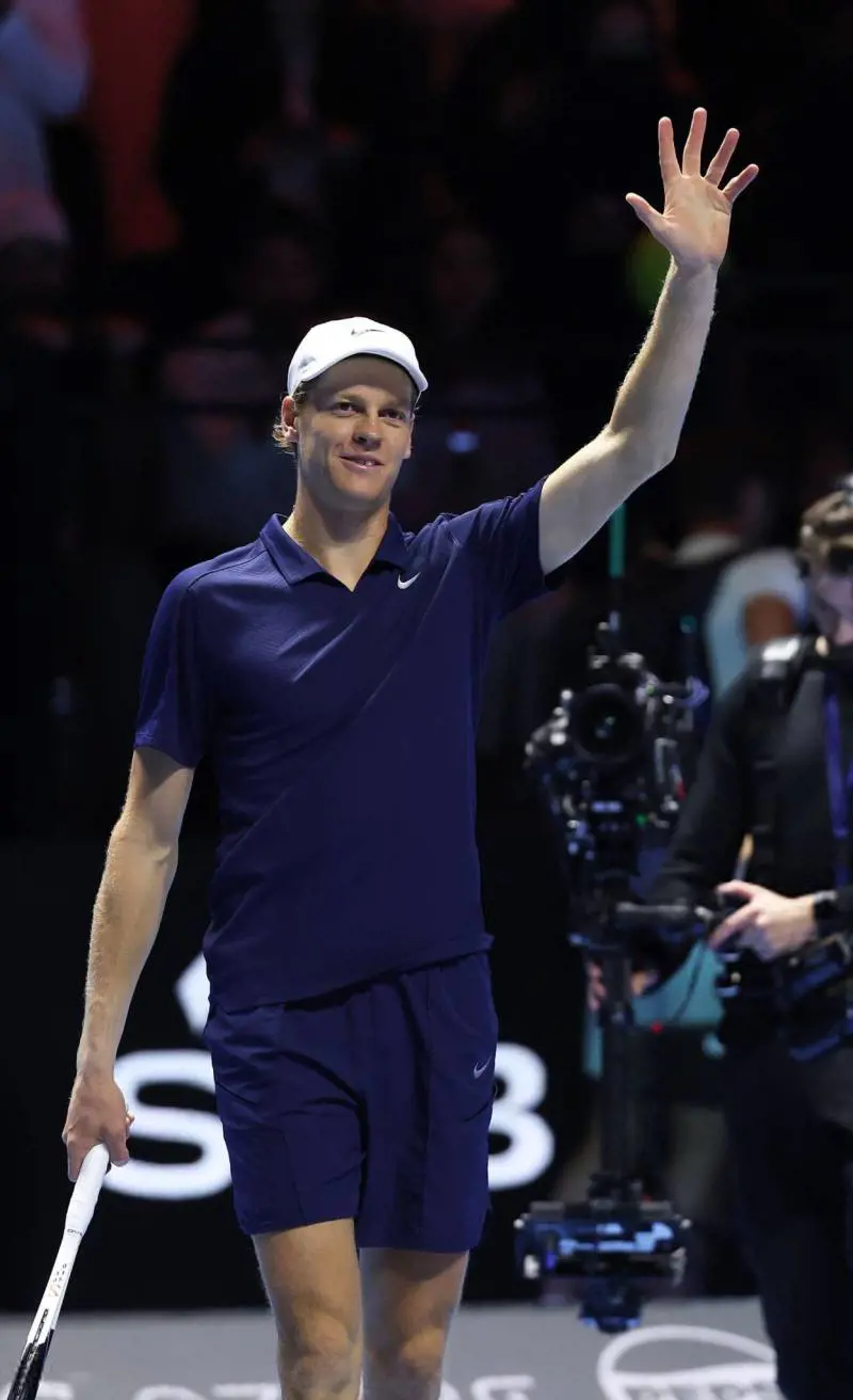 Six Kings Slam, Sinner travolge Djokovic e vola in finale