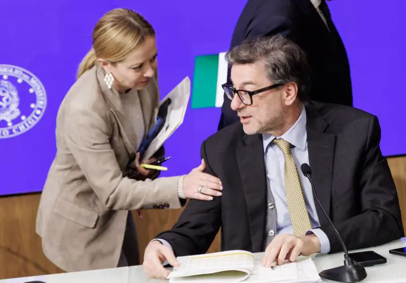 Il governo approva la Manovra da 18,7 miliardi. Meloni: "Priorità a famiglia, salari e sanità"