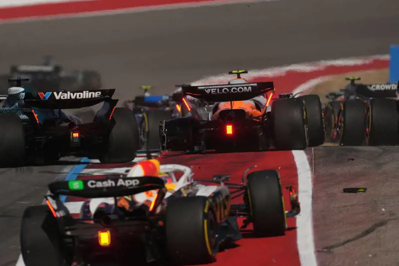 F1, caos al via della sprint race: fuori le McLaren, vince Verstappen, Ferrari 4° e 5°