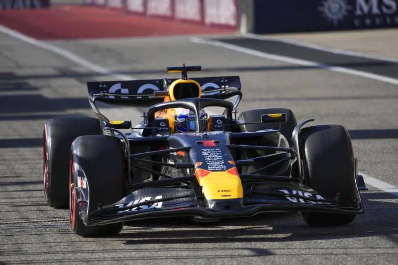 Scontro Piastri-Norris alla prima curva. Verstappen ringrazia e spera ancora