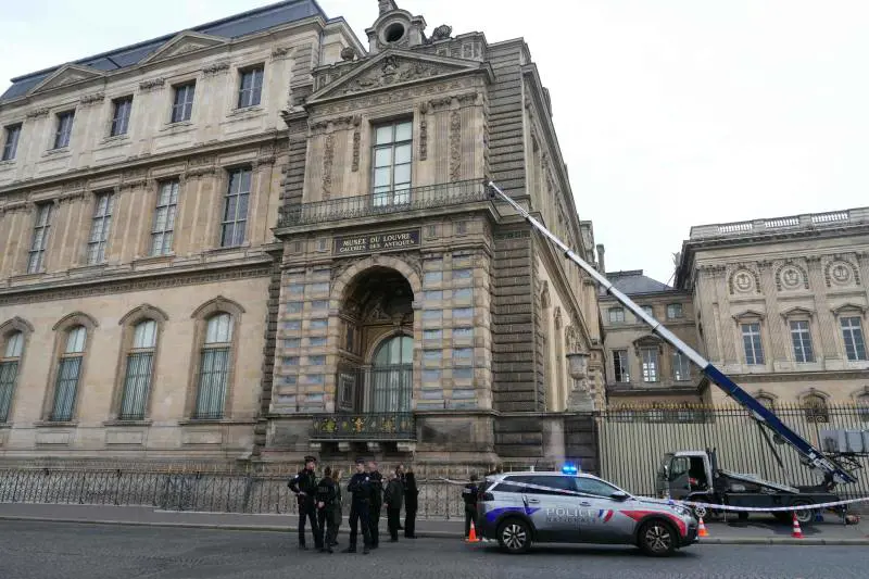 Rapina al Louvre in pieno giorno. "Rubati gioielli della collezione di Napoleone"