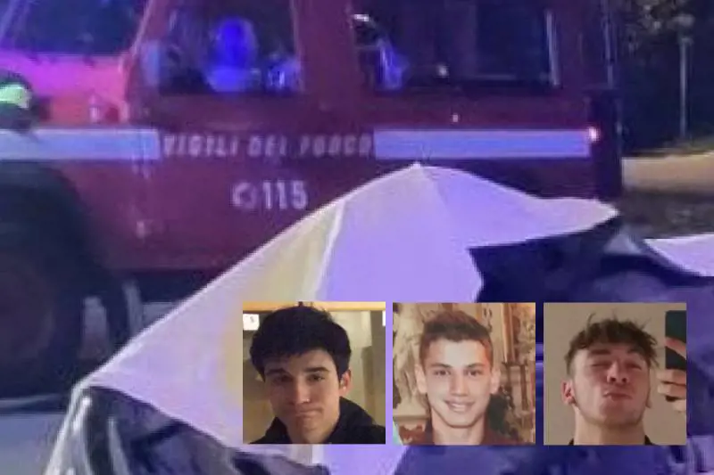 Auto contro la fontana, nello schianto muoiono tre ventenni. Il sindaco: "Velocità folle"