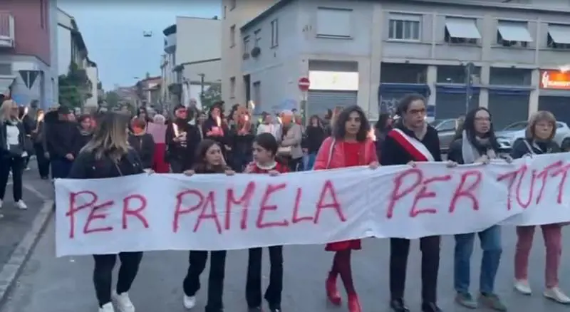 Milano, fiaccolata per Pamela Genini: "Silenzio è violenza"
