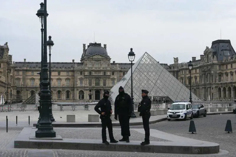 Louvre choc, rapina in 4 minuti. "Rubati i gioielli di Napoleone"