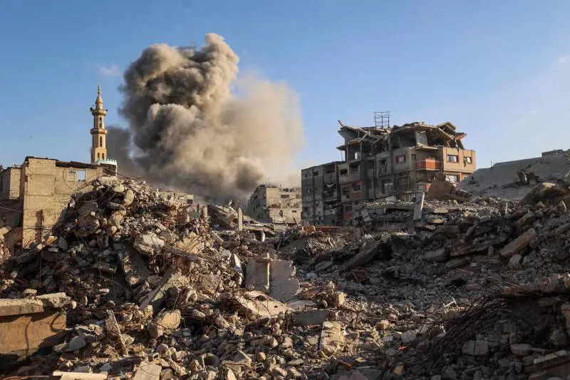 Altri raid contro Hamas. Israele: "Ci ha attaccati". E blocca gli aiuti a Gaza