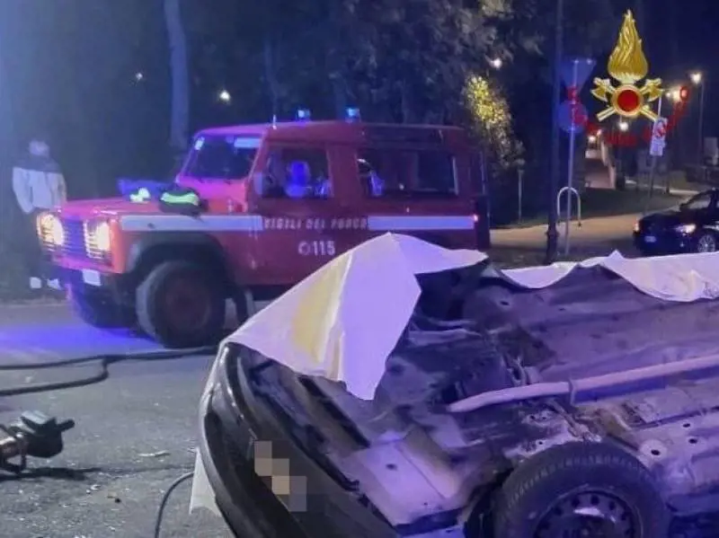 In auto a velocità folle: morti tre amici di 20 anni
