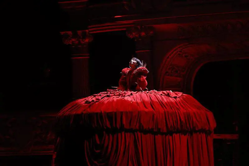 La sfida di Lady contro Gaga è una sontuosa opera pop