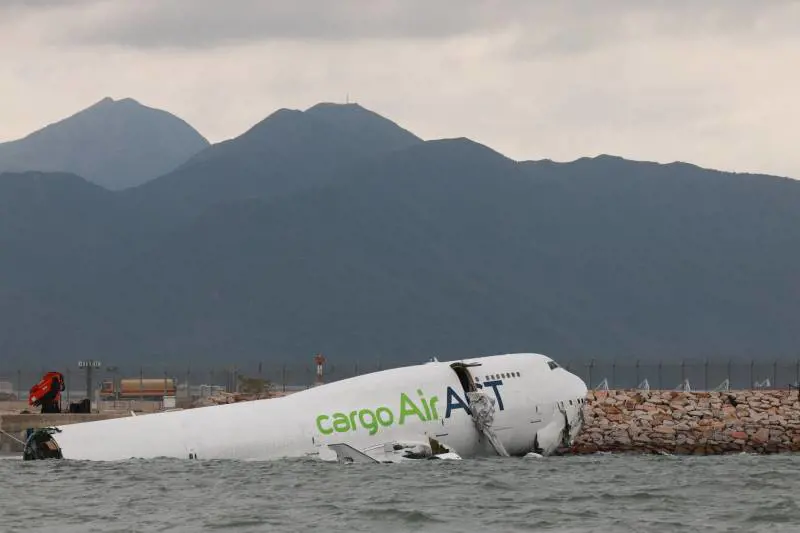 Hong Kong, Boeing finisce in mare e si spezza a metà