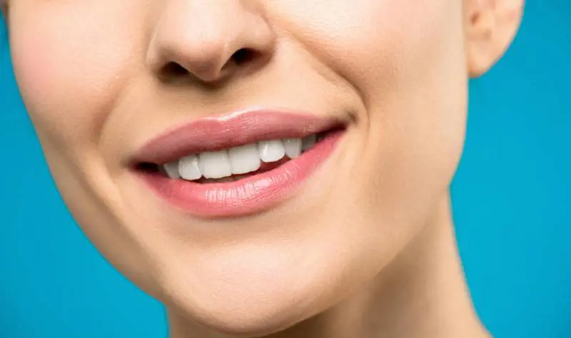 Come eliminare il giallo dei denti: 6 rimedi naturali per averli bianchi