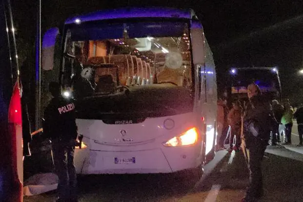 Dopo l’assalto al bus: l’Italia davanti allo specchio della sua violenza