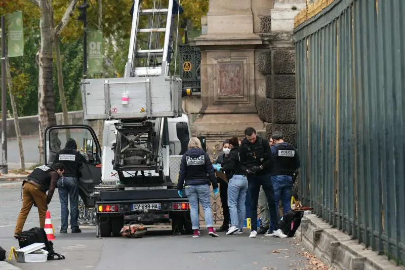 "Erano stranieri". Tutte le piste sui mandanti della rapina al Louvre