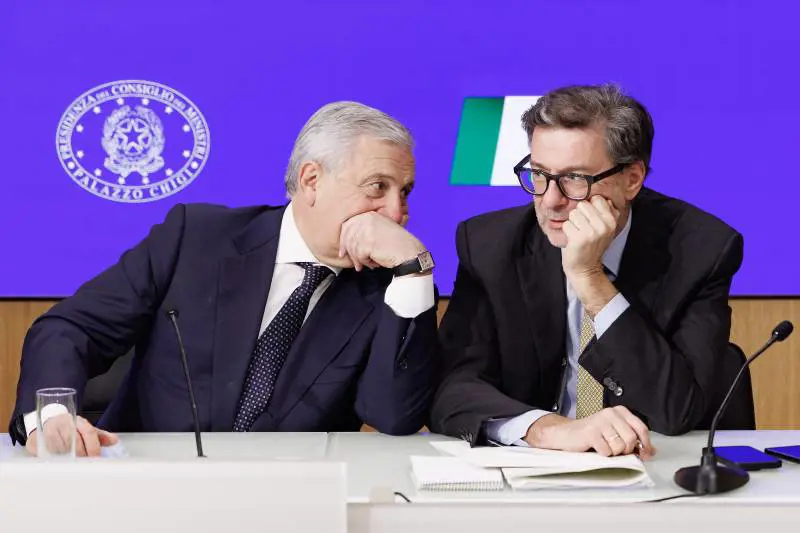 Casa, tensioni sugli affitti brevi. Tajani chiede correzioni subito