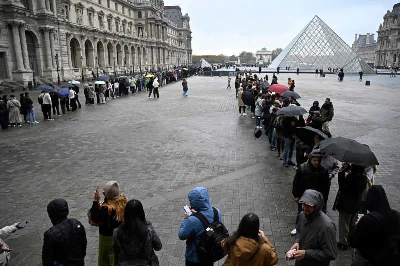 Louvre, l'ipotesi basista. Venduti o smontati: il rebus dei gioielli rubati