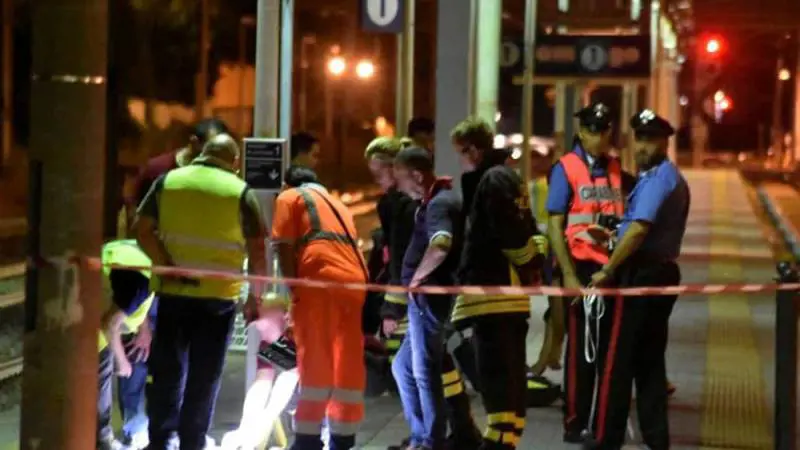Attraversano i binari: travolti. Un giovane morto, due feriti