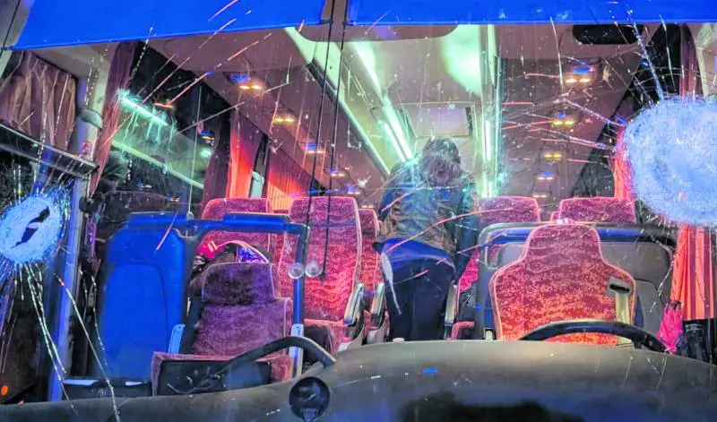 Autista ucciso: fermati tre ultrà. La chat, l'agguato e i sassi sul bus