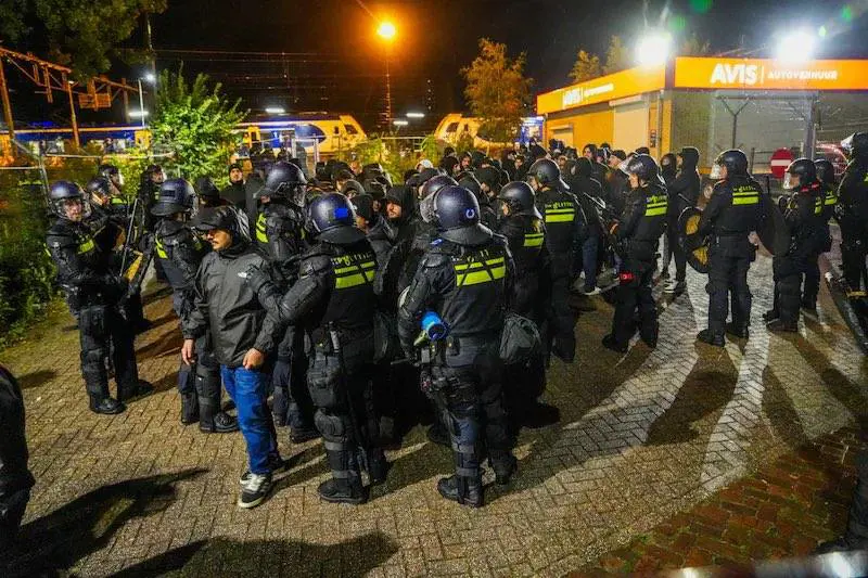 Eindhoven, arrestati ed espulsi 180 tifosi del Napoli: cosa è successo