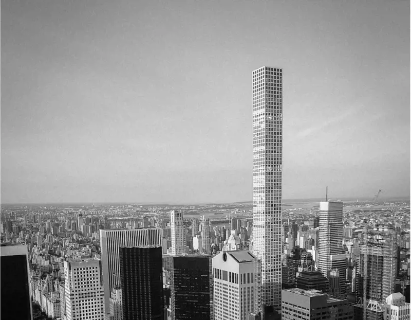 Allarme a New York: il super-grattacielo rischia il crollo. Tra gli inquilini anche super Vip