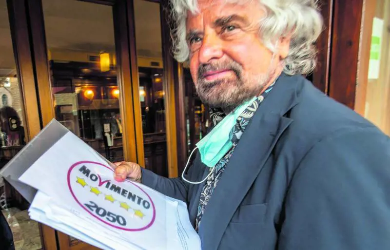 Affondo di Grillo: si riprende sul web il logo dei 5 Stelle