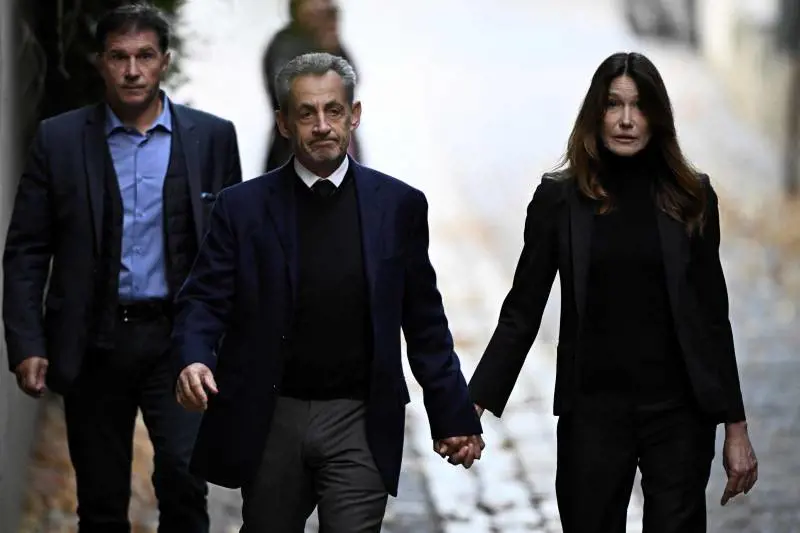 L'abbraccio a Carla e gli applausi. Ma è il giorno più nero di Sarkozy