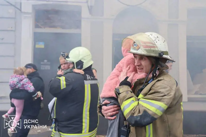 Raid sull'Ucraina: colpito un asilo. Zelensky: "Buon compromesso congelare guerra sulla linea del fronte"