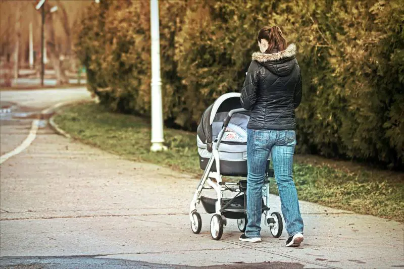 Straniero tenta di rapire una neonata dal passeggino: bloccato dai genitori e passanti