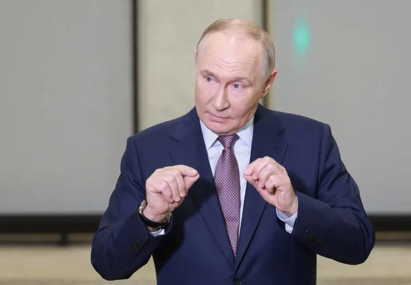 Usa, svolta sanzioni. Anche la Cina blocca il petrolio russo. Putin: "Atto ostile"