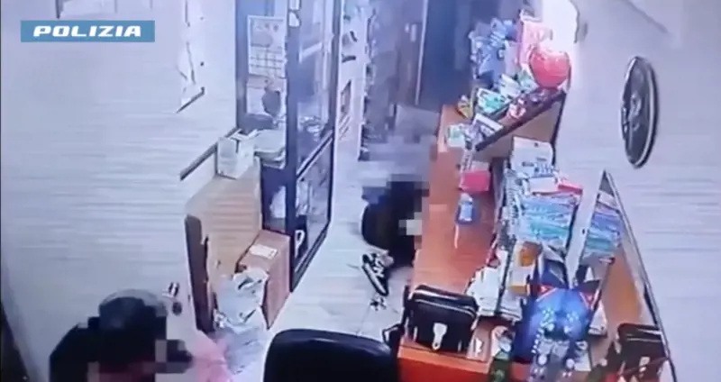Calci, pugni e schiaffi alla moglie, arrestato 34enne a Catania: nel video le immagini choc