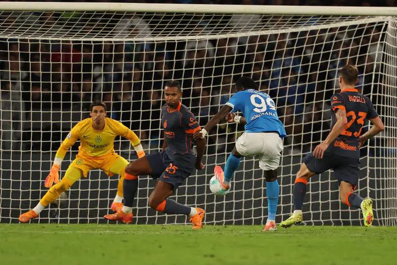 Il Napoli piega l’Inter 3-1 e torna in testa: De Bruyne segna e s’infortuna