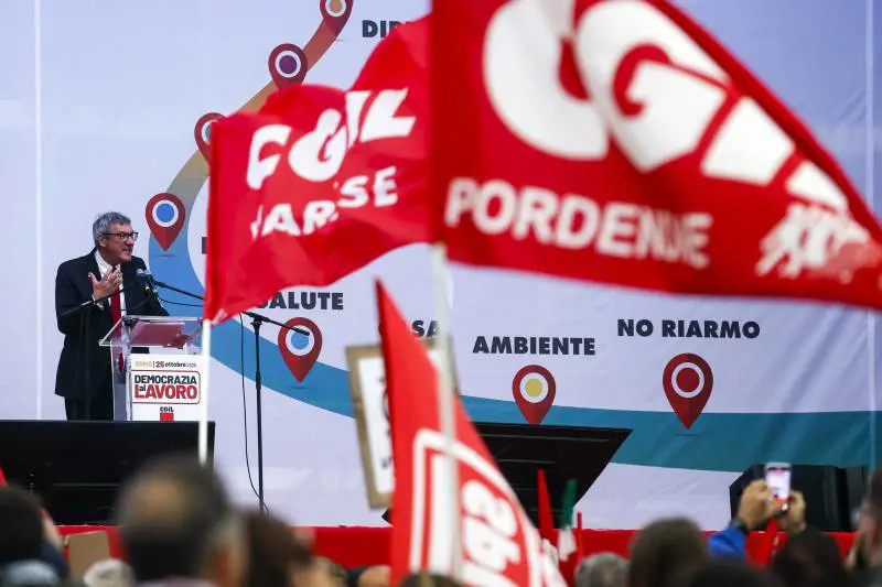 "È una truffa, pronto lo sciopero". Landini torna ad agitare la piazza contro la manovra