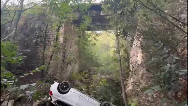 Auto precipita dal ponte: morto un ragazzo, il padre fra i soccorritori