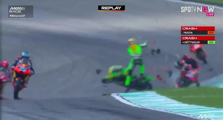 Moto 3, pauroso incidente e moto distrutte a Sepang: ecco cosa è successo