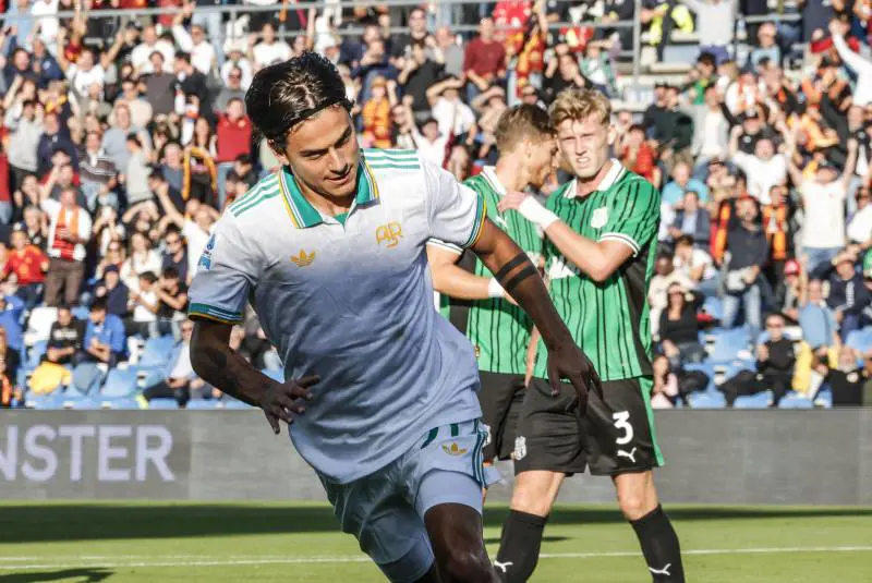 La Roma passa a Sassuolo con un lampo di Dybala: i giallorossi raggiungono il Napoli in vetta
