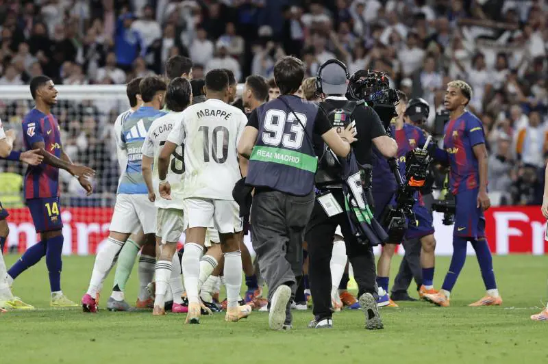 Finale infuocato nel Clasico: tra Real e Barça si sfiora la rissa, interviene la polizia