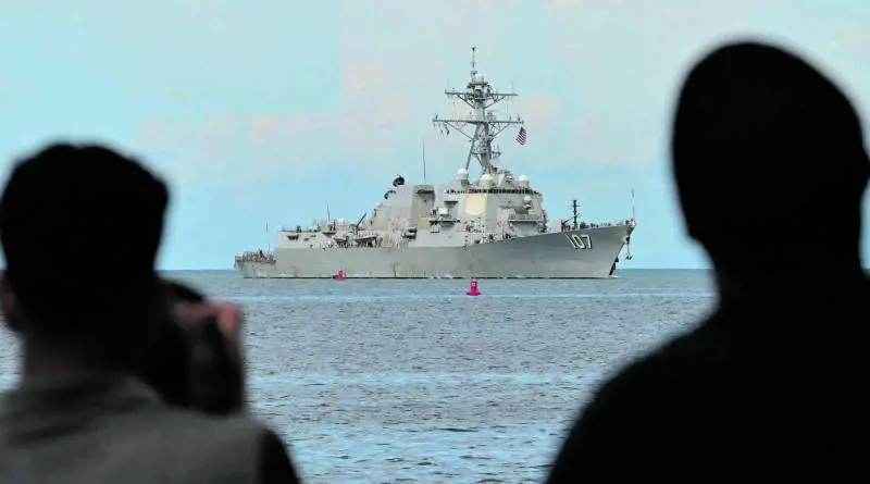 Nave lanciamissili americana a 11 km dalla costa. Maduro trema