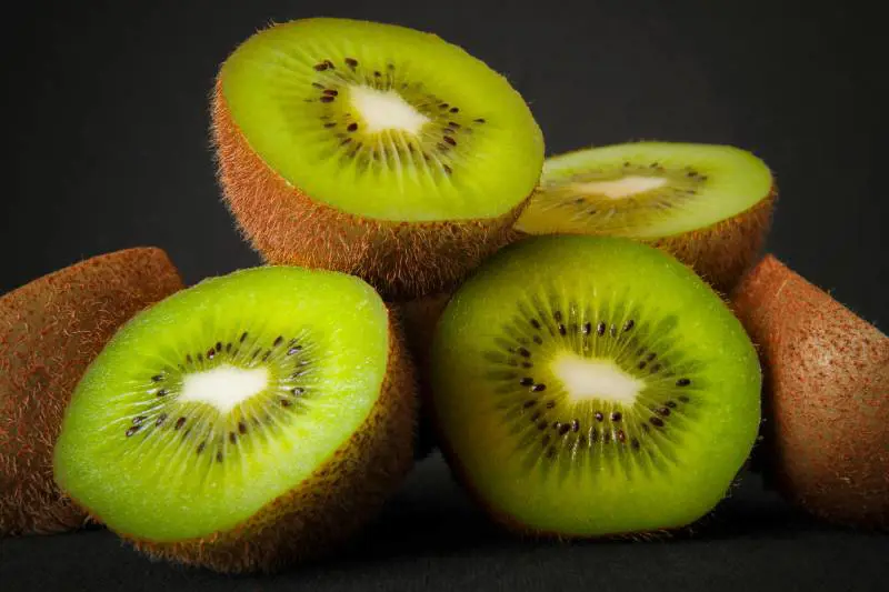 Kiwi, consumarne due prima di andare a dormire migliora il riposo (questo e altri benefici)