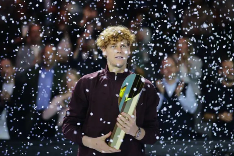 Sinner fa festa per la partita doppia: prima batte i crampi poi sistema Zverev