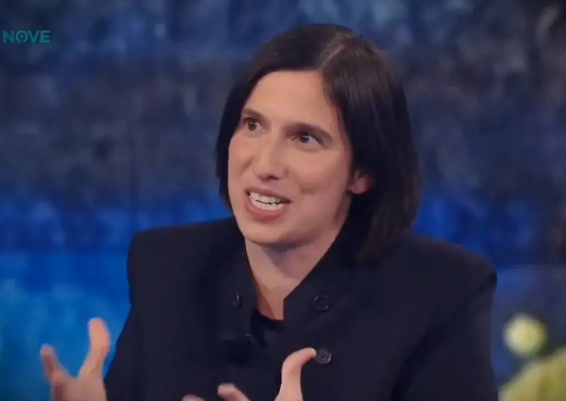 "Una testimonianza vivente...". "Non parliamo dei presenti". La figuraccia di Schlein da Fazio