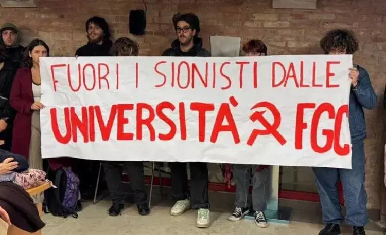 Venezia, attivisti pro Pal cacciano Fiano. "Fuori i sionisti da qui". Lui: "Scioccato"