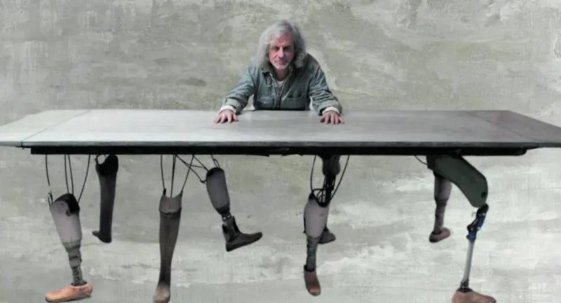 Bergonzoni siede al "Tavolo delle trattative": come gambe ci sono otto arti artificiali