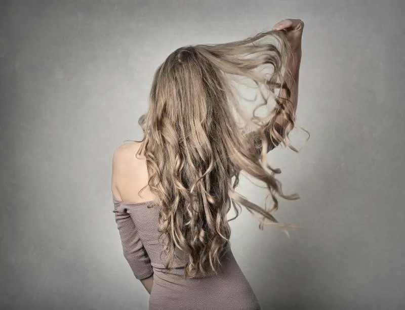Come prevenire la crescita di capelli bianchi: 7 alimenti da scegliere a tavola