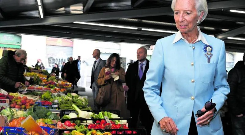 La Lagarde va al mercato e s'indigna per il caro-prezzi