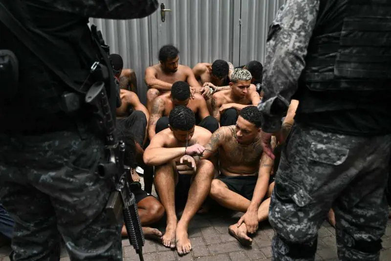 Rio de Janeiro, assedio alle favelas: strage nella caccia al Comando Vermelho