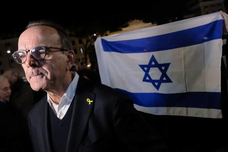 Il centrodestra con gli ebrei. La sinistra diserta la piazza