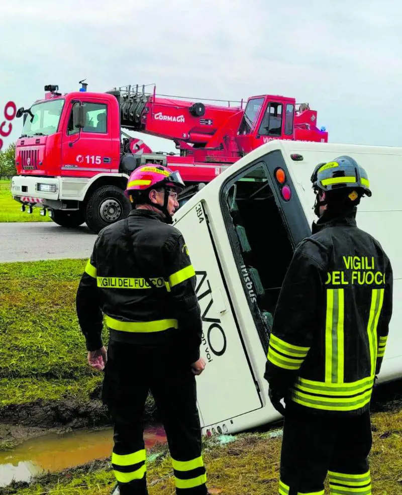 Scontro Suv-scuolabus: morto l'85enne al volante. Aveva la patente sospesa
