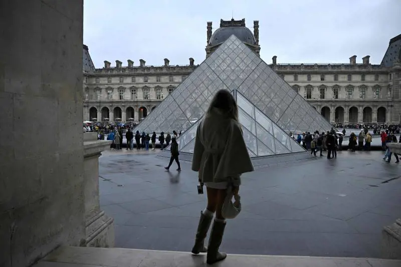 Furto al Louvre, altri cinque arresti