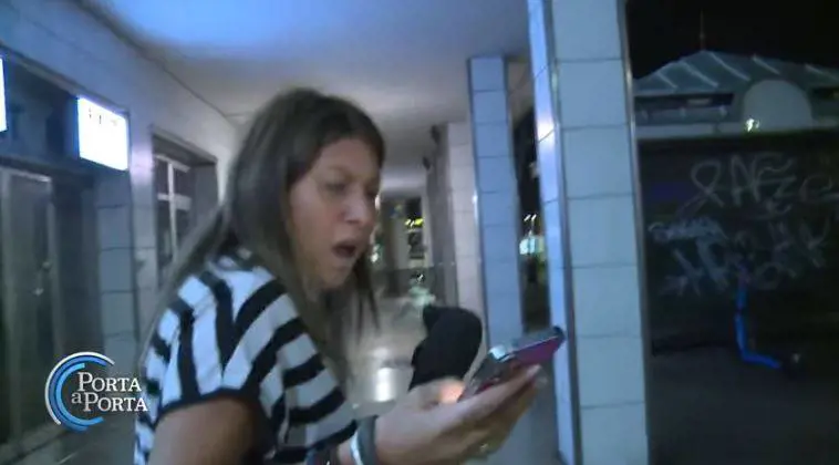 Pietre e bottiglie contro la troupe di Porta a Porta, daspo a un 17enne marocchino 