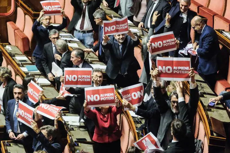 Giustizia, opposizioni all'attacco. Conte: "Vogliono i pieni poteri e preparano la piazza"