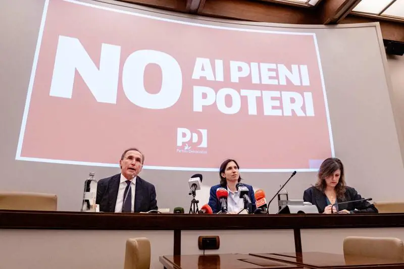 Opposizione divisa ma la Schlein vede "pericoli autoritari"
