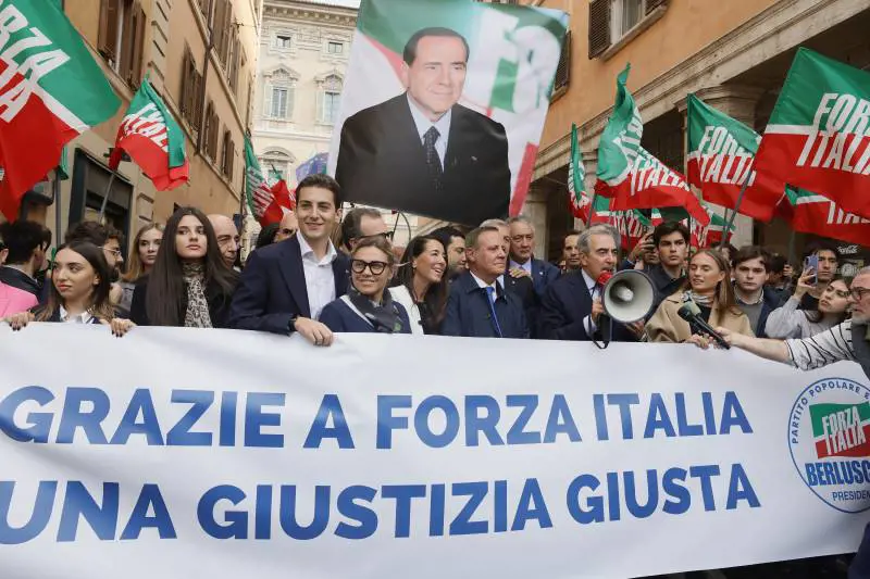 Piazza e megafoni, Forza Italia esulta. Marina: "La vittoria di mio padre Silvio"