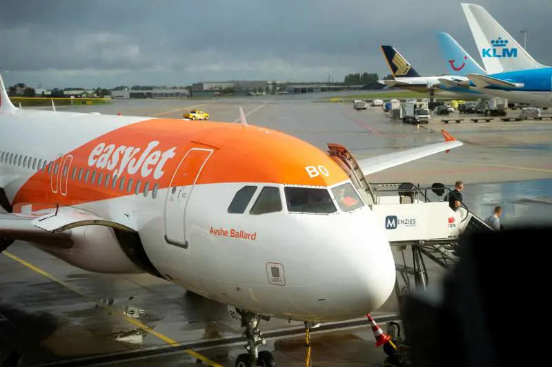Foto all'aereo, EasyJet lascia il passeggero a terra. La denuncia e la risposta della compagnia